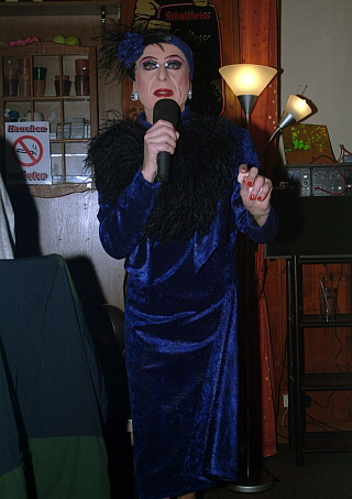 H. D. Kühn als literarische Dame H. D. Kühn als literarische Dame